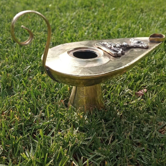 Large Vintage Aladdin Oil Lamp in Brass for sale